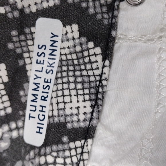 SEVEN7 Tummy Less Gray Snakeskin Print Five Pocket High Rise Skinny Leg Jean - Picture 8 of 15